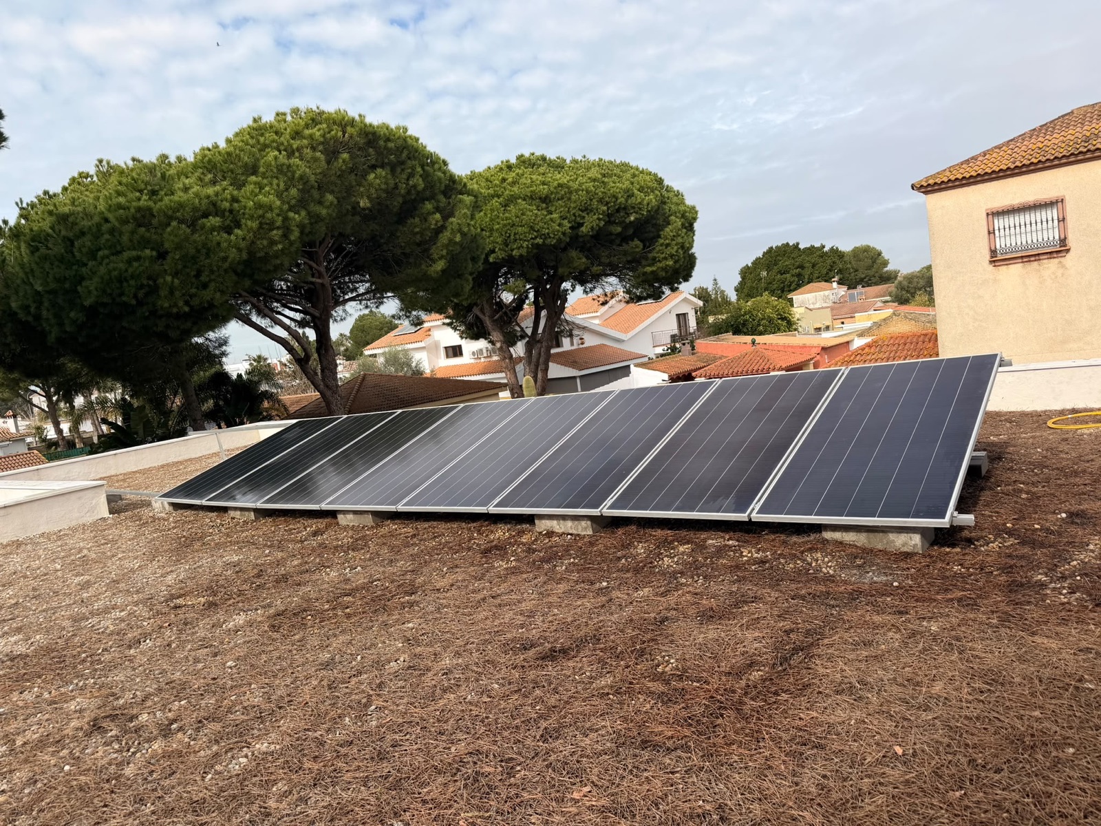 Paneles fotovoltaicos instalados sobre una cubierta