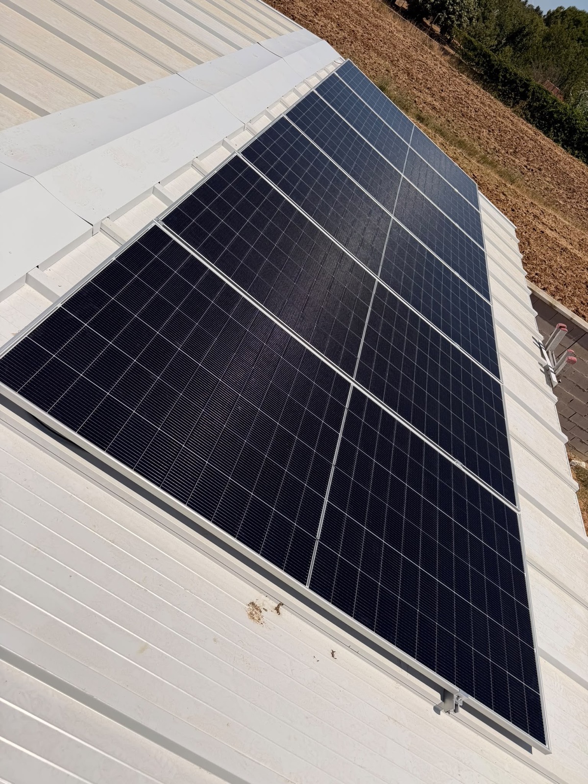 Instalación fotovoltaica sobre cubierta metálica